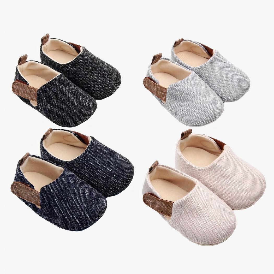 4 paires de mocassins ronds en coton chiné noir, bleu foncé, beige et gris. Il y a une attache velcro en marron sur le coté.