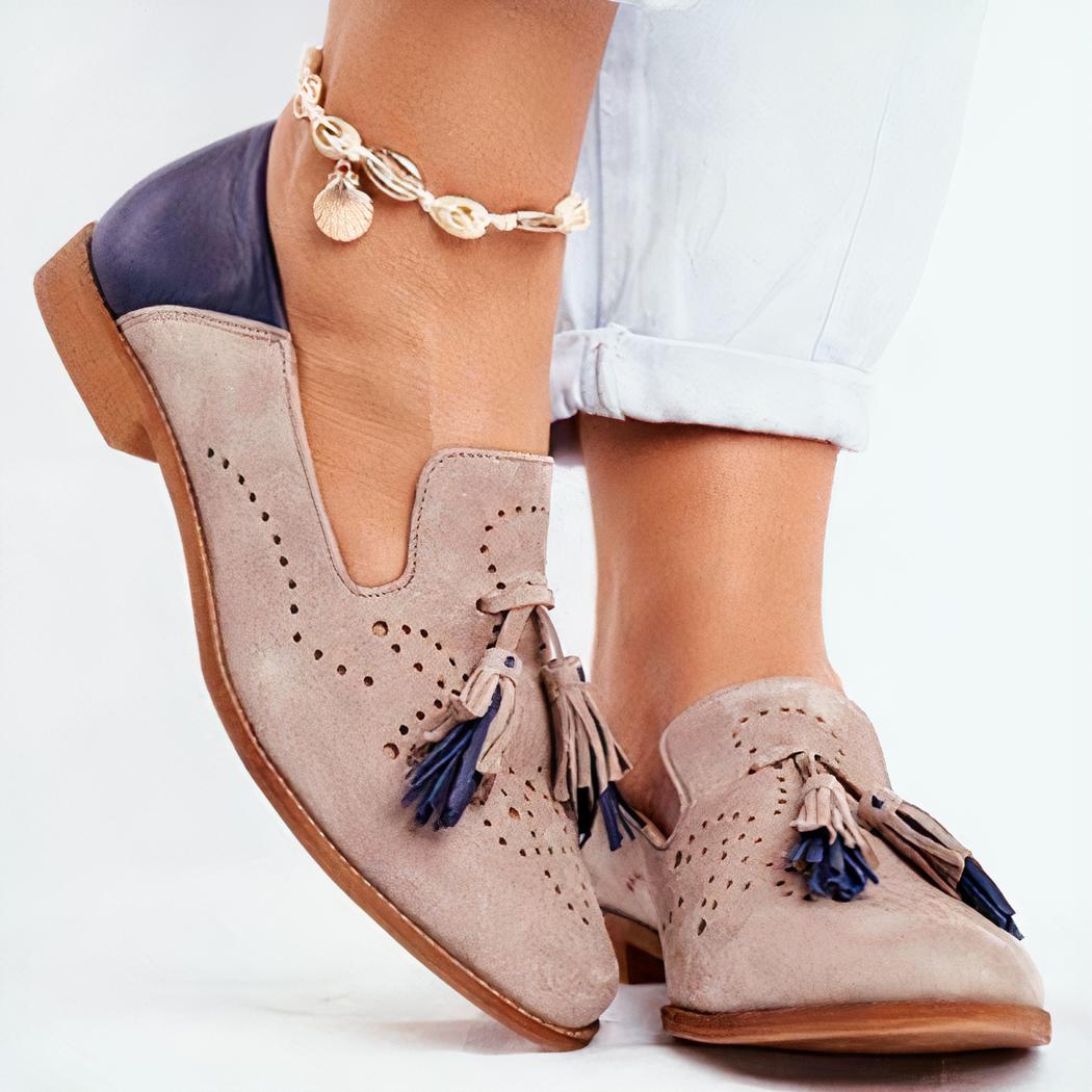 mocassin bleu et rose à gland porté par une femme