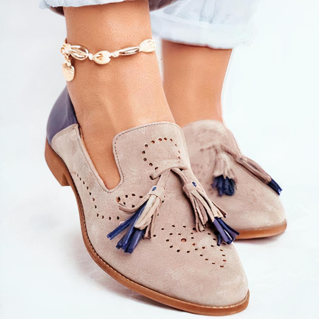 mocassin bleu et rose à gland porté par une femme