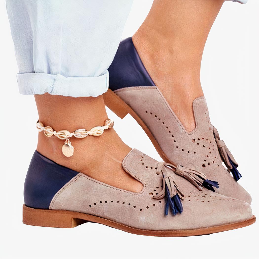 mocassin bleu et rose à gland porté par une femme