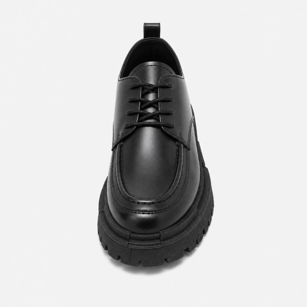 Mocassins semelle épaisse homme noirs à lacets style derby - Fond neutre