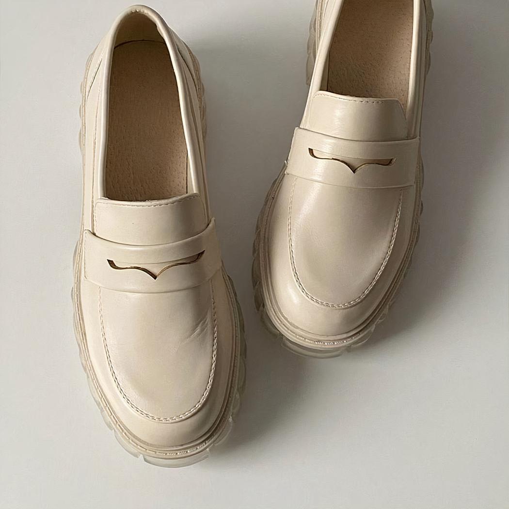 Mocassins simples à talons et semelle épaisse