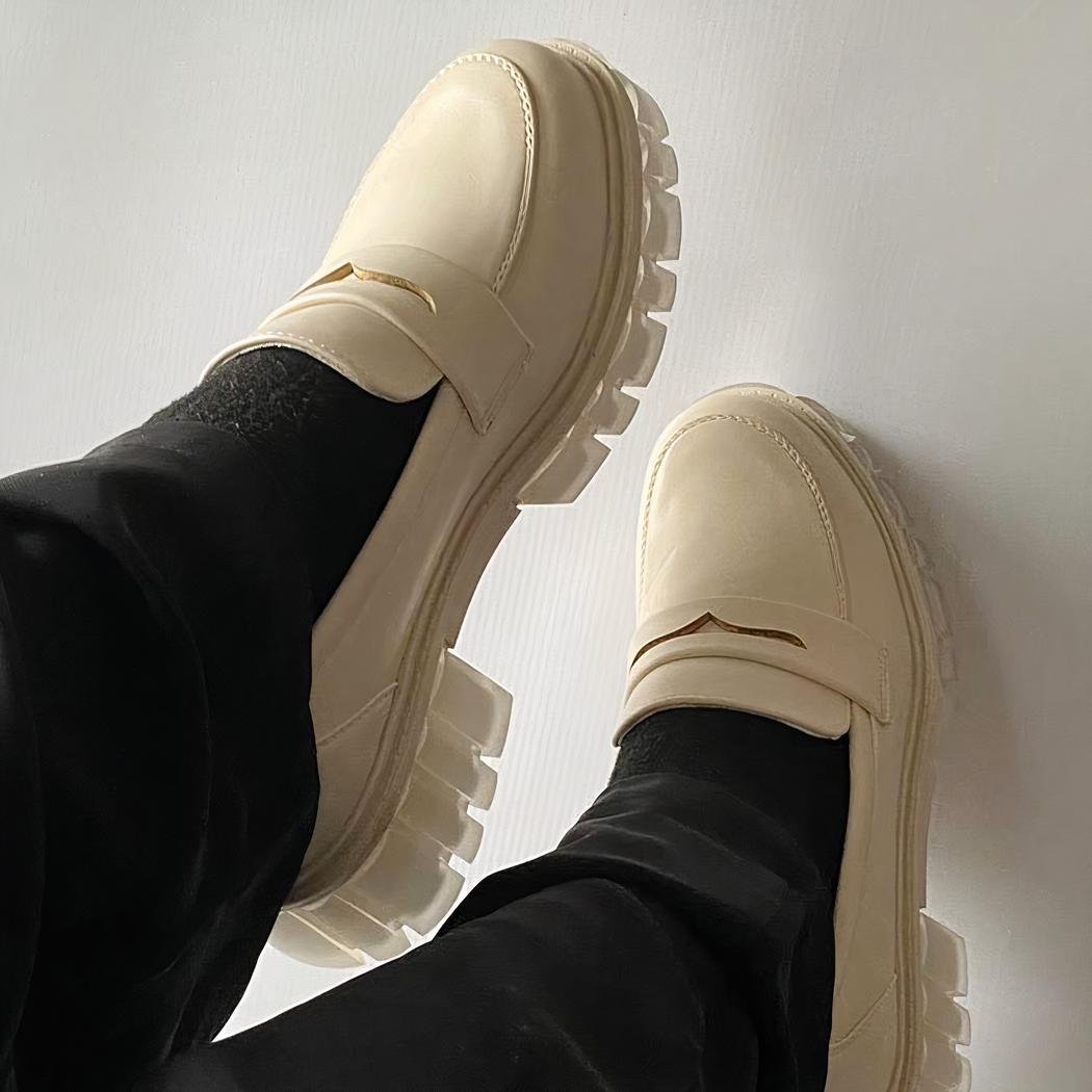 Mocassins simples à talons et semelle épaisse
