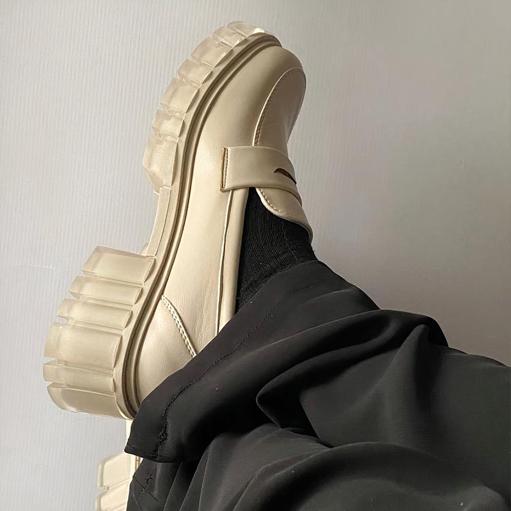 Mocassins simples à talons et semelle épaisse