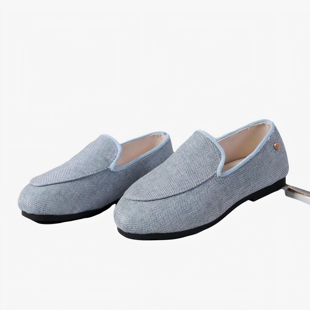 Photo de mocassins bleu en jean à bout pointus