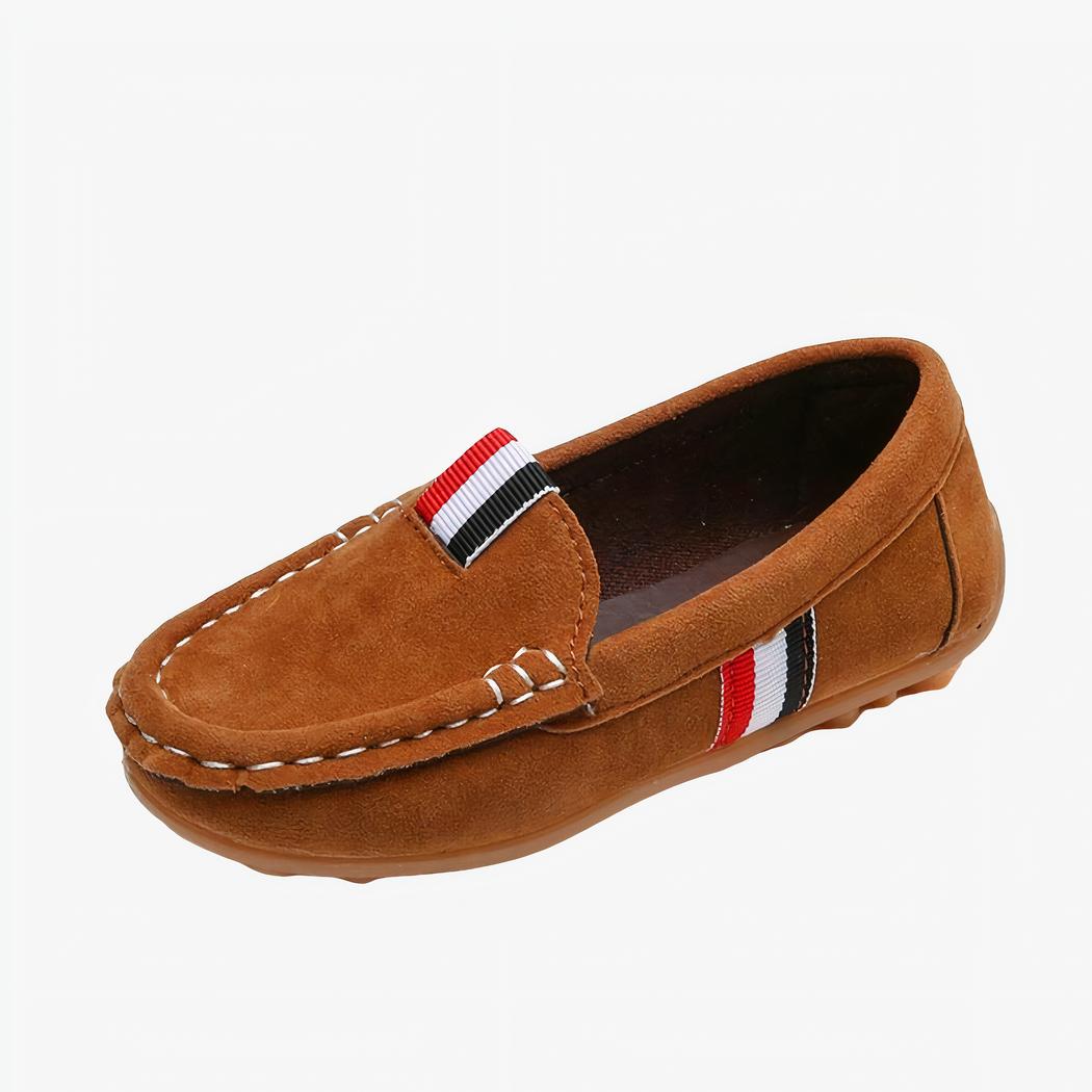 Mocassin en daim marron avec le drapeau français comme languette sur un fond blanc