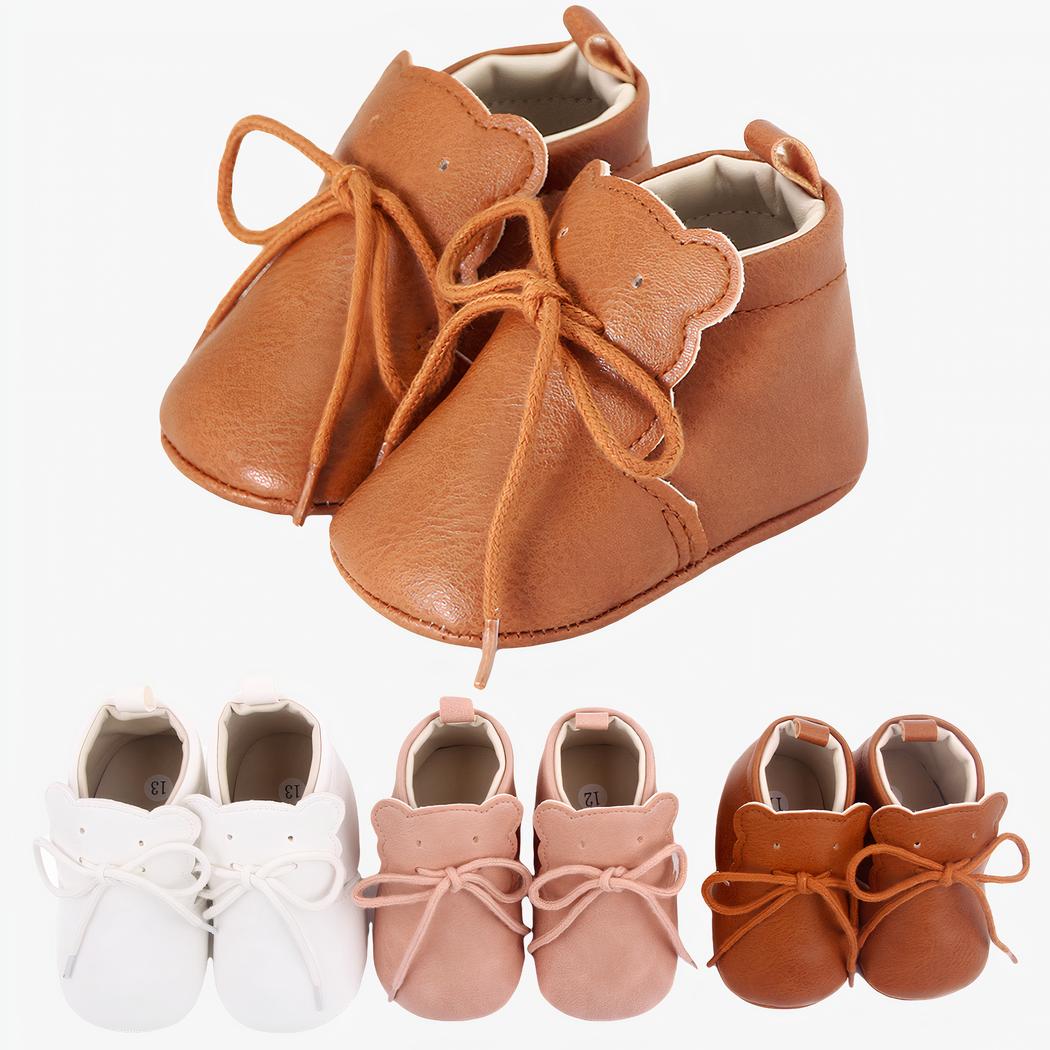 4 paires de mocassins à lacets de couleur marron, blanche et rose posés à plat