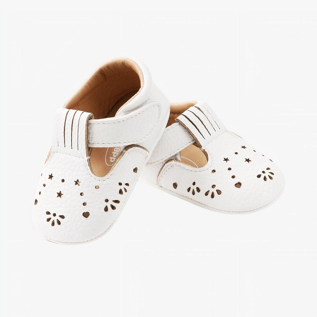Paire de mocassins ajourés blancs pour bébé fille sur fond blanc