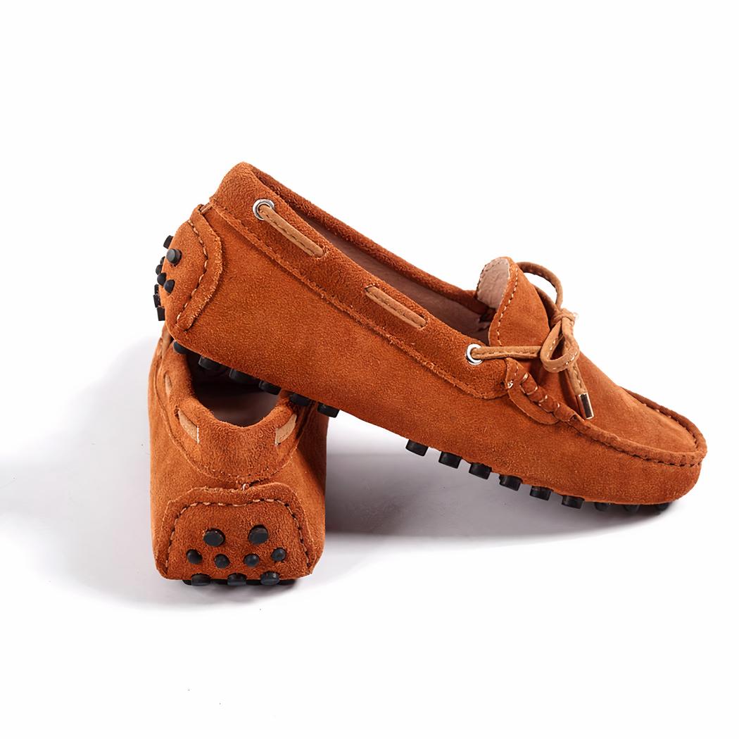 Photo d'une paire de mocassins marron sur fond blanc