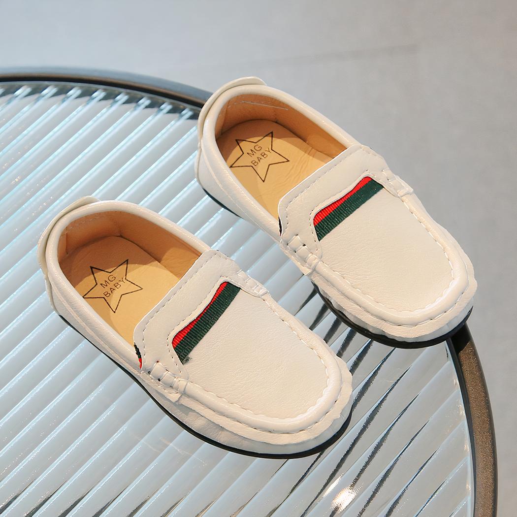 Mocassins souples en cuir avec un design rouge et vert pour garçons