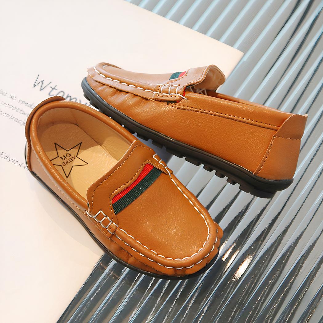 Mocassins souples en cuir avec un design rouge et vert pour garçons