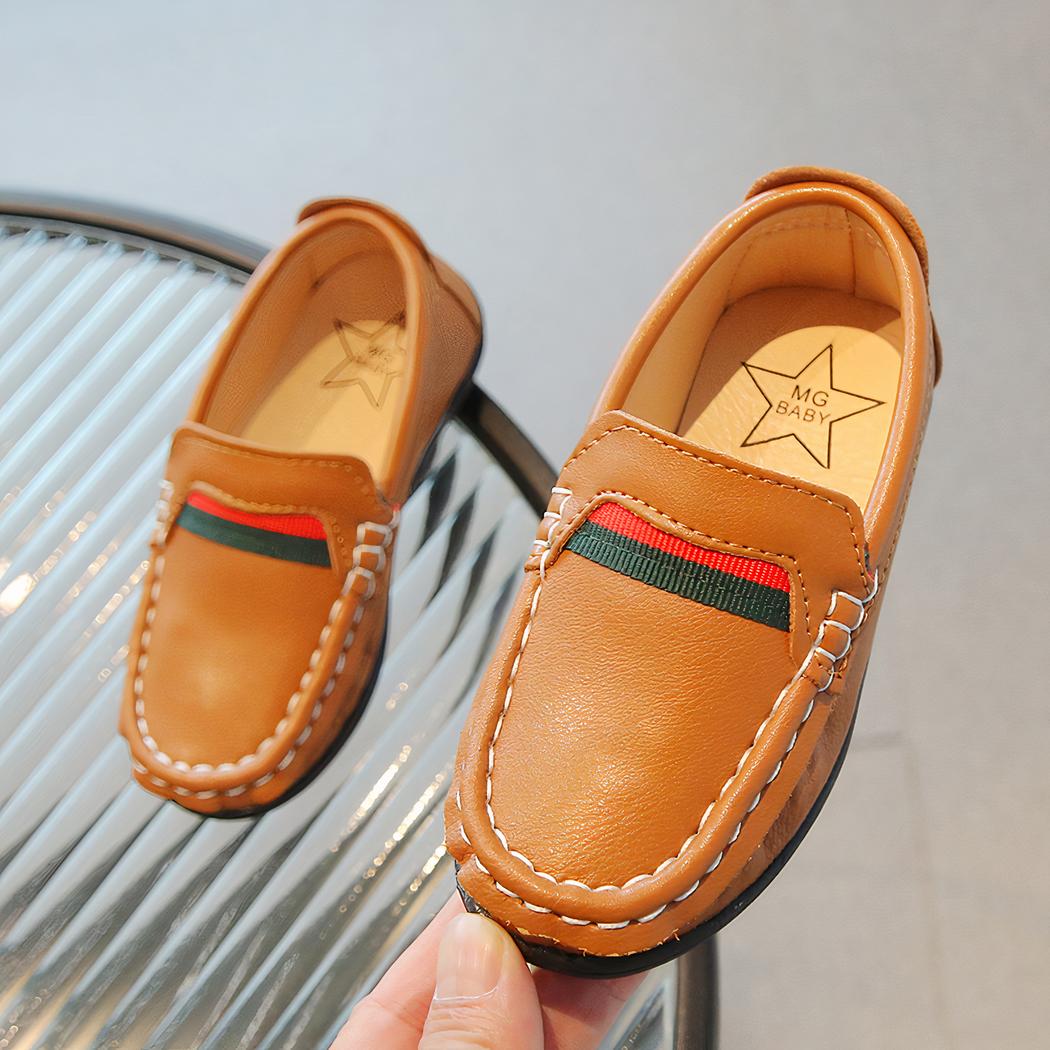Mocassins souples en cuir avec un design rouge et vert pour garçons