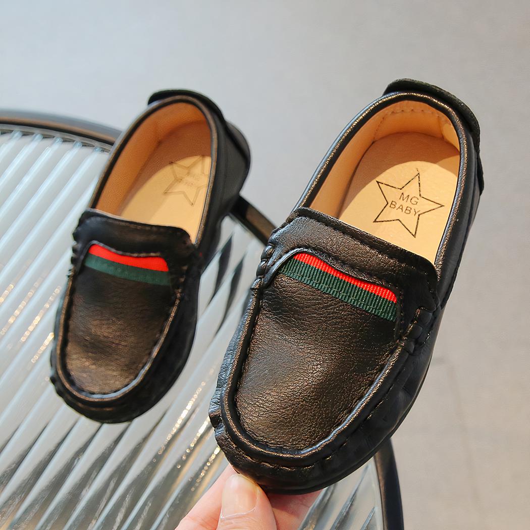 Mocassins souples en cuir avec un design rouge et vert pour garçons
