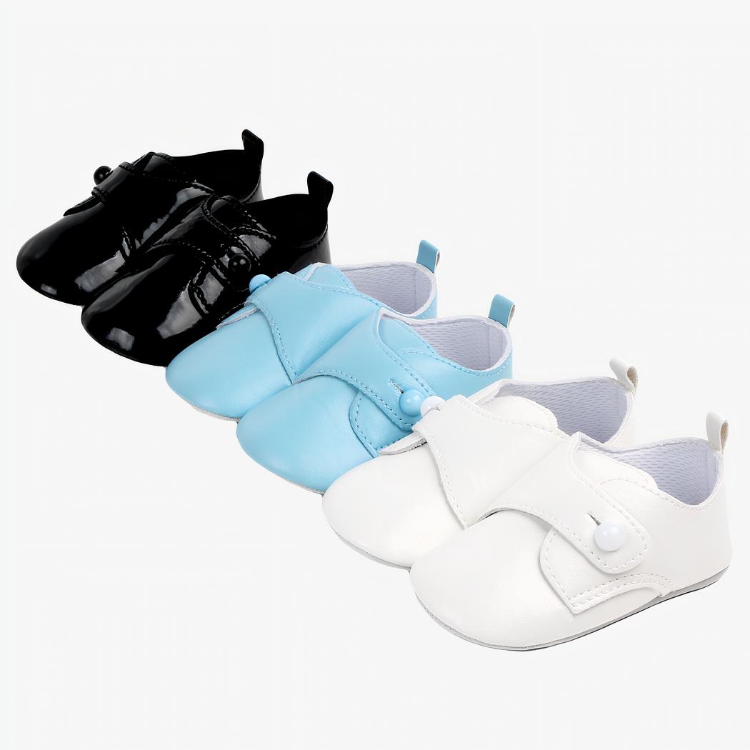 Trois paires de mocassins en cuir pour bébé garçons, de couleur blanc, bleu et noir