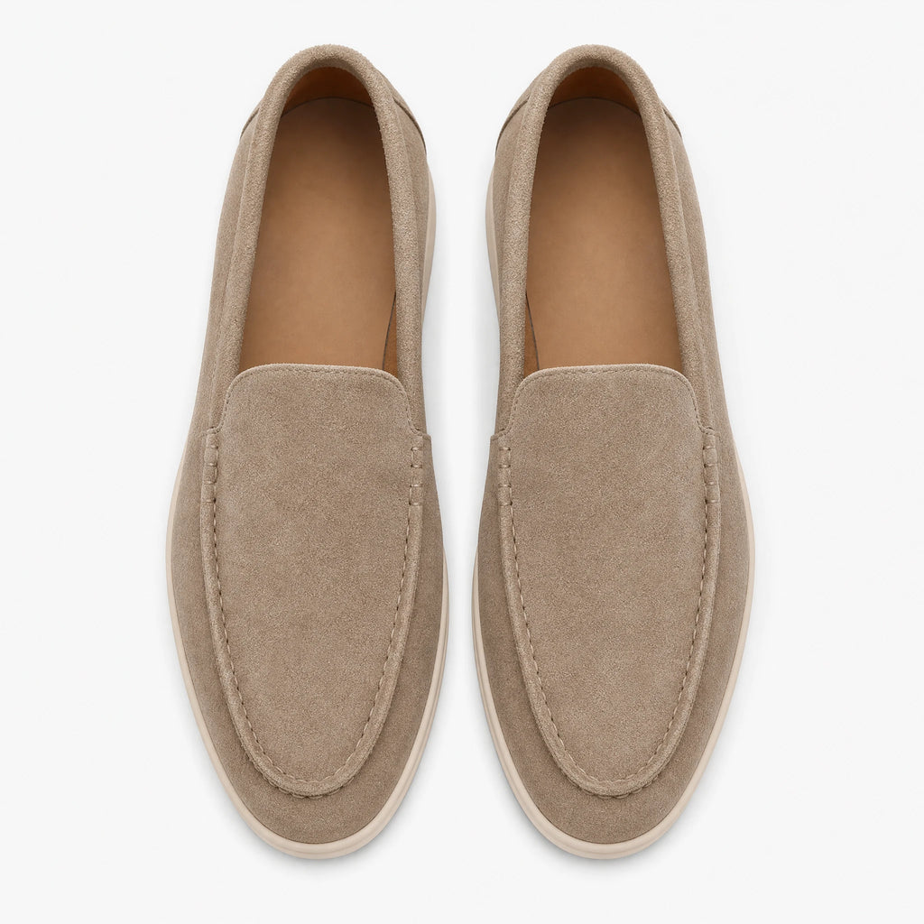 Mocassins souples homme en daim taupe à semelle claire - Fond neutre