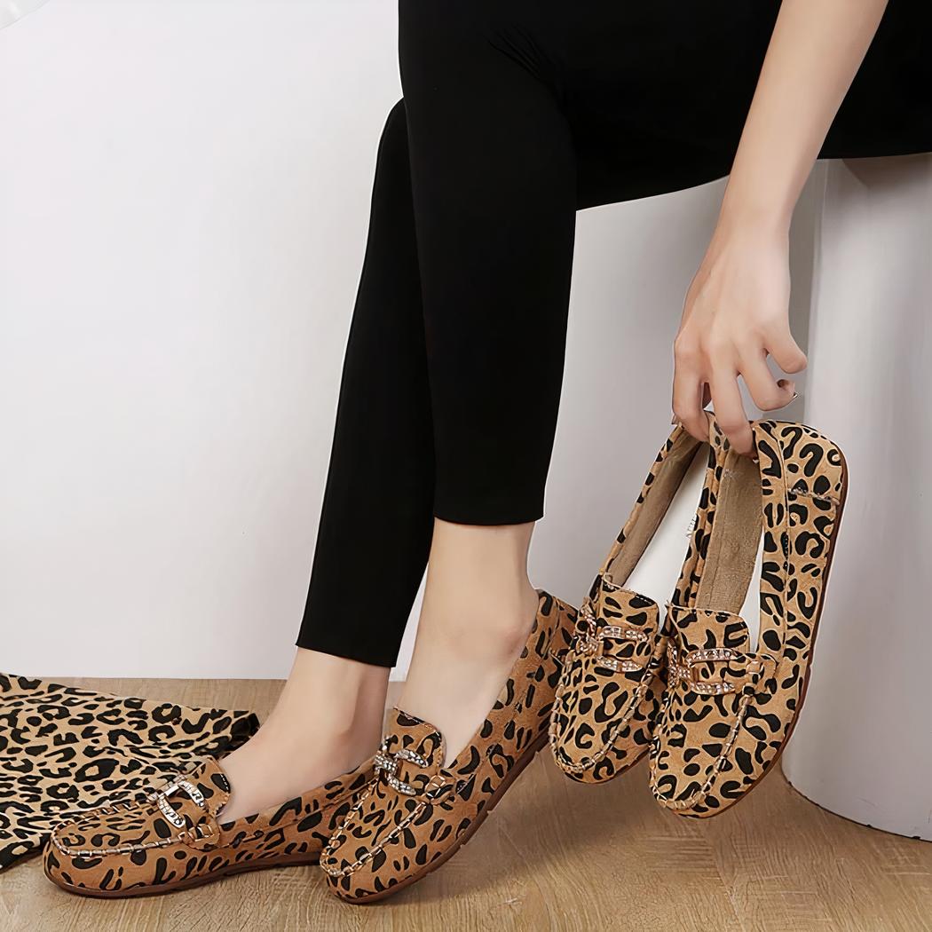 Mocassins souples imprimé léopard avec anneaux en strass