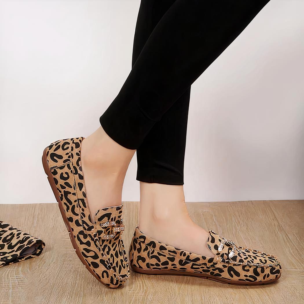 Mocassins souples imprimé léopard avec anneaux en strass
