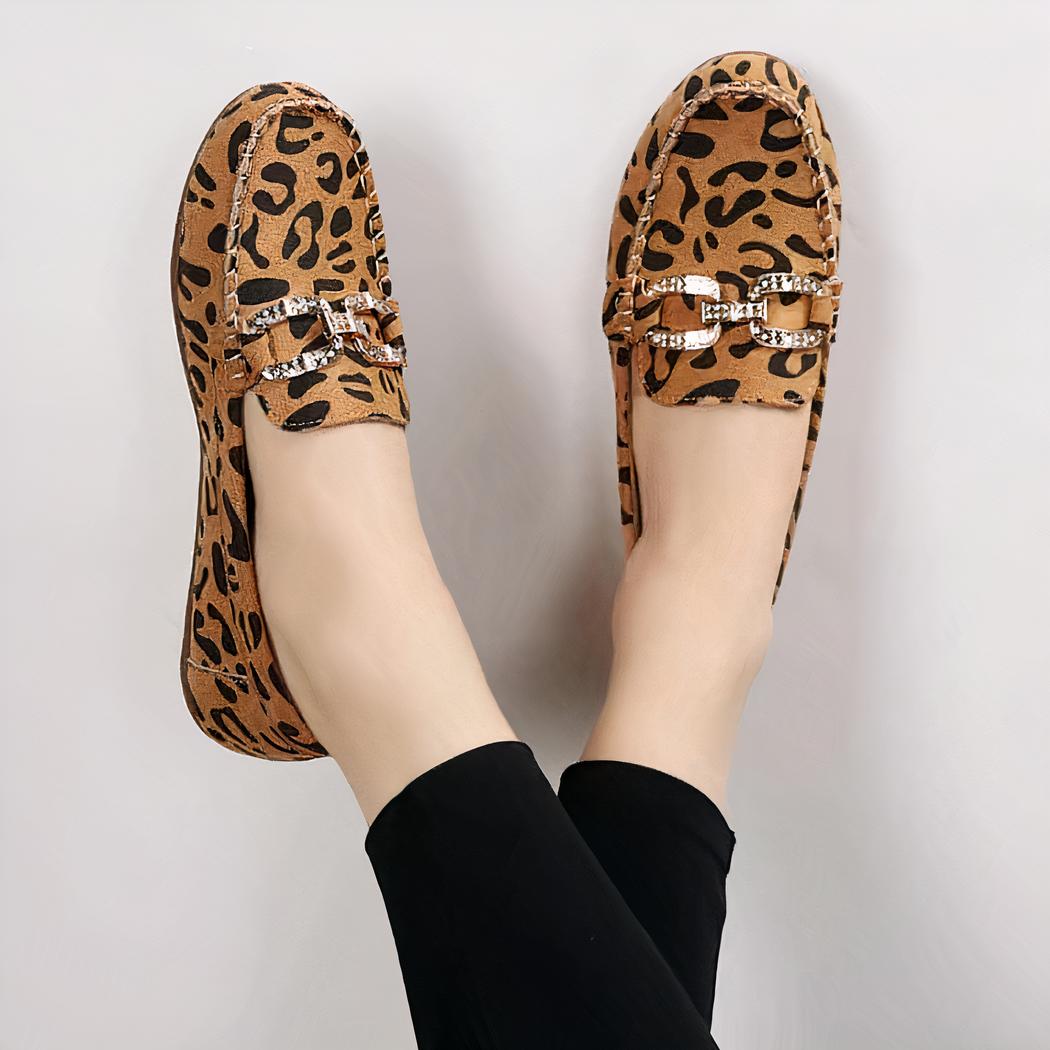Mocassins souples imprimé léopard avec anneaux en strass