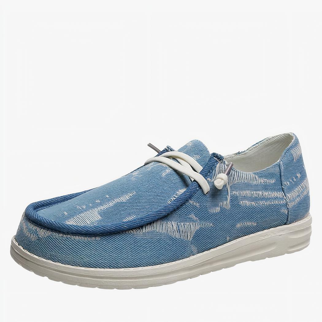 Mocassin style bateau à lacets en jean bleu, sur fond blanc