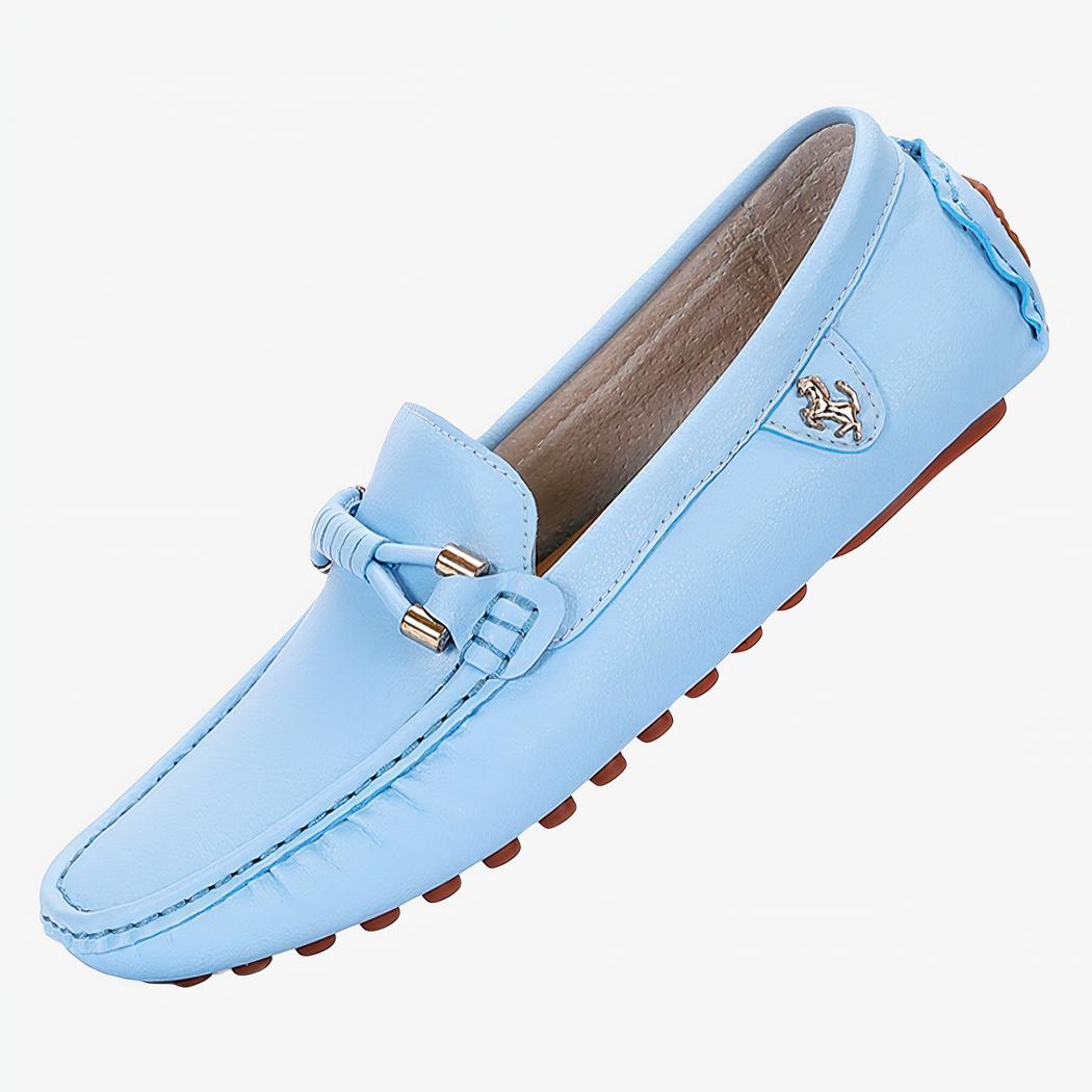 Mocassin souple bleu en diagonale sur fond blanc