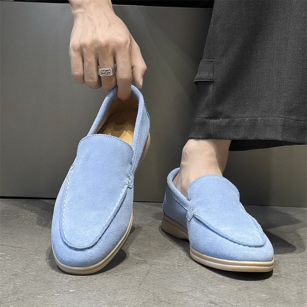 Mocassins en daim bleu ciel à enfiler, semelle claire