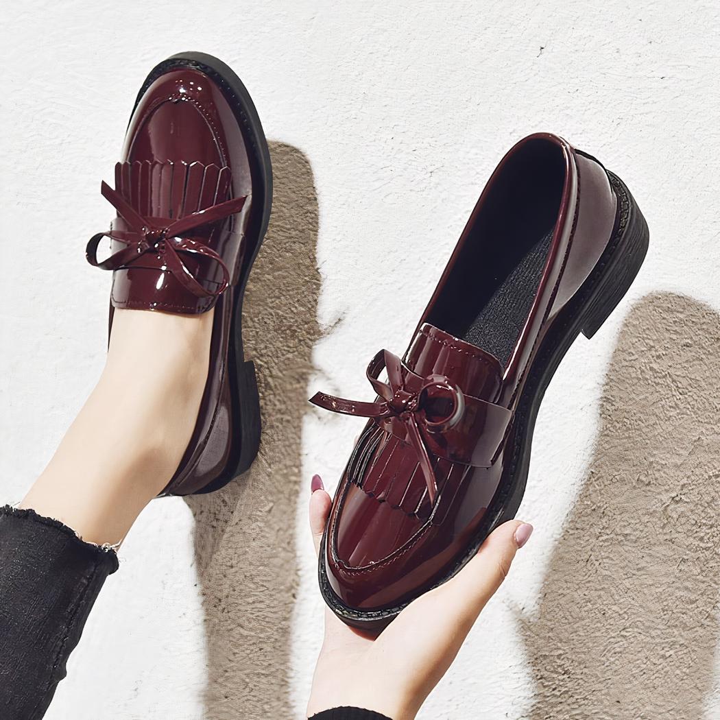 mocassin rouge en cuir verni porté par une femme