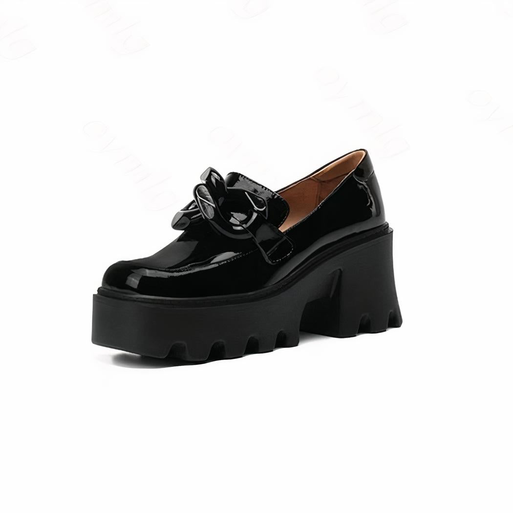 Mocassins vernis à semelle épaisse et grosse boucle