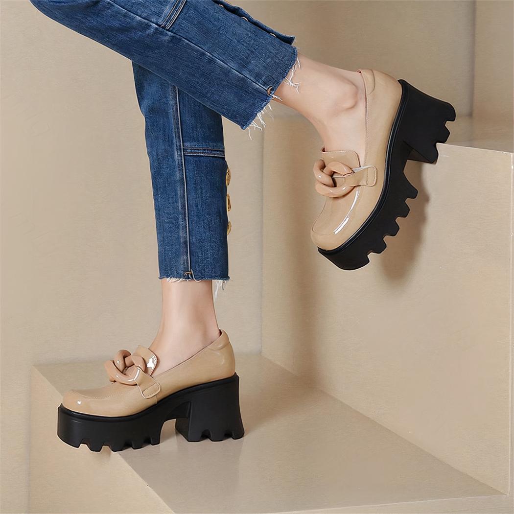 Mocassins vernis à semelle épaisse et grosse boucle