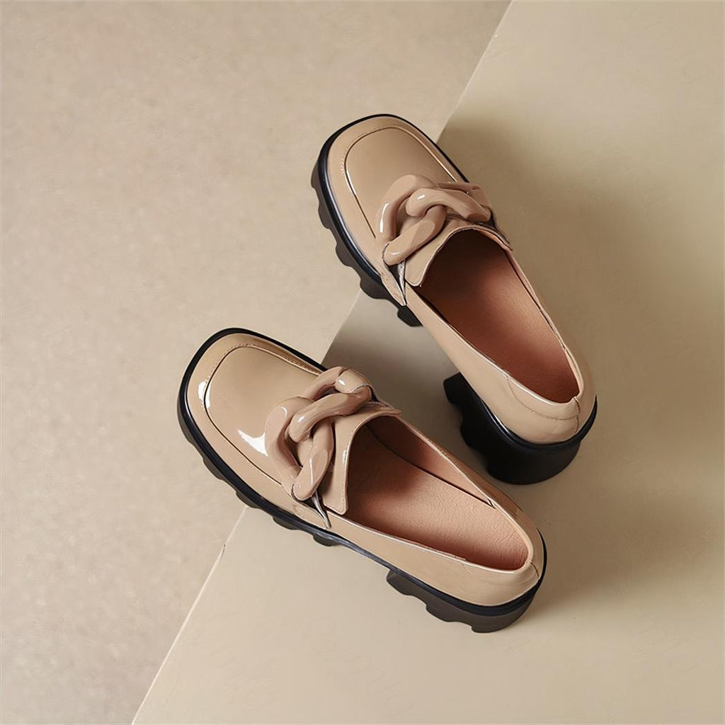 Mocassins vernis à semelle épaisse et grosse boucle
