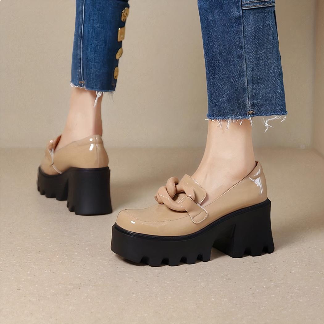 Mocassins vernis à semelle épaisse et grosse boucle
