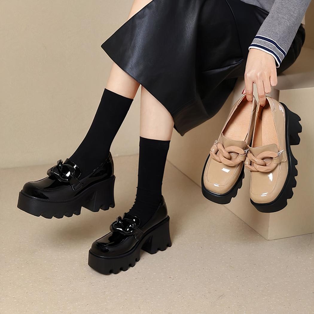 Mocassins vernis à semelle épaisse et grosse boucle