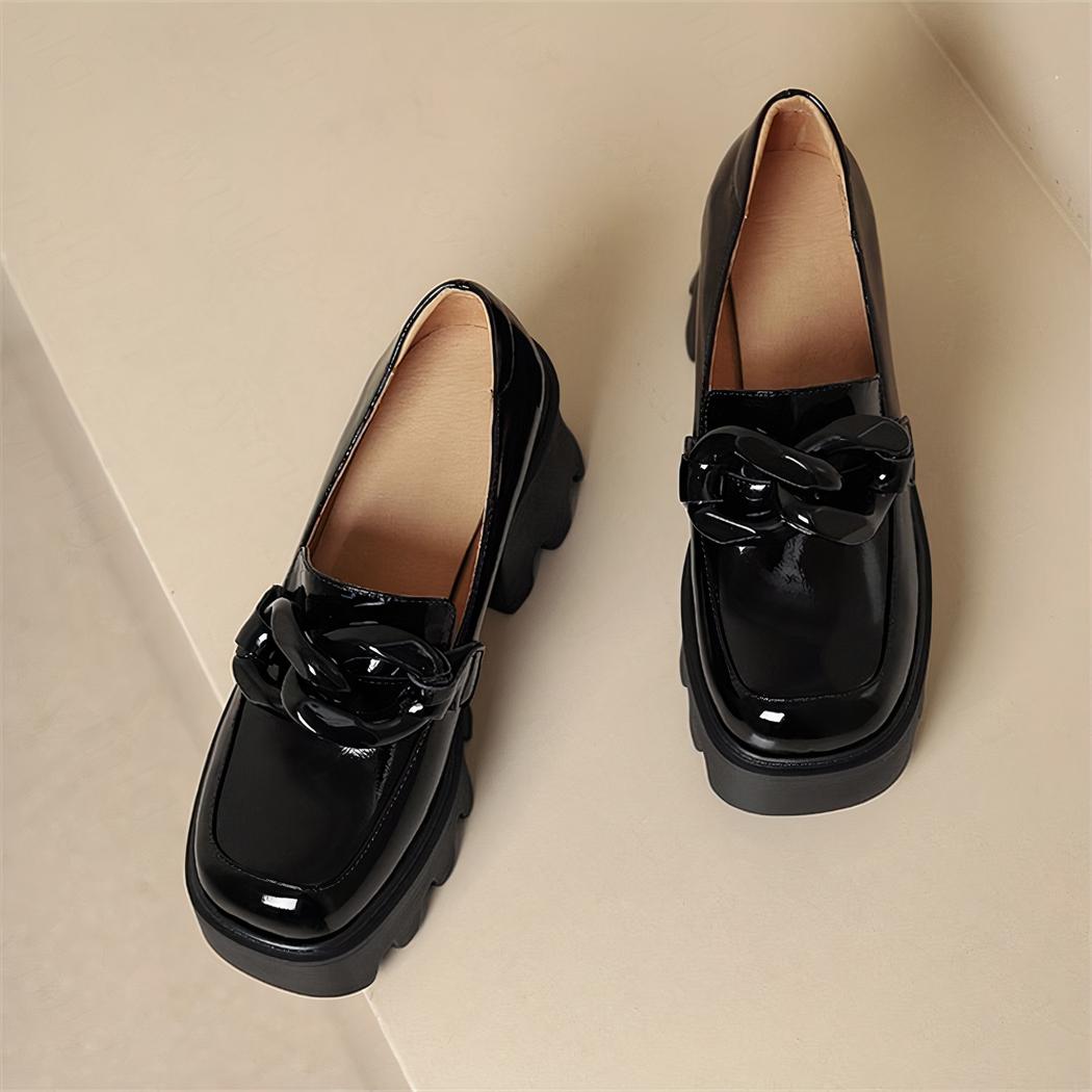 Mocassins vernis à semelle épaisse et grosse boucle