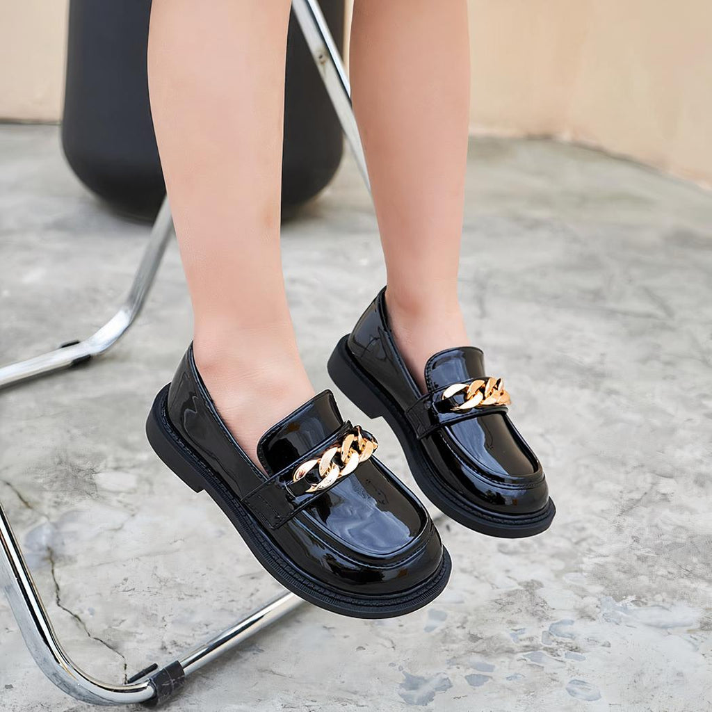 fille qui porte les mocassin en polyuréthane avec une chaine noir