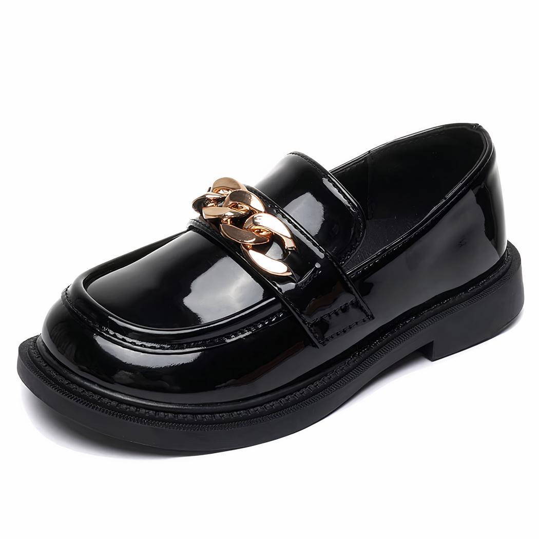Mocassins vernis avec une chaîne brillante pour fille
