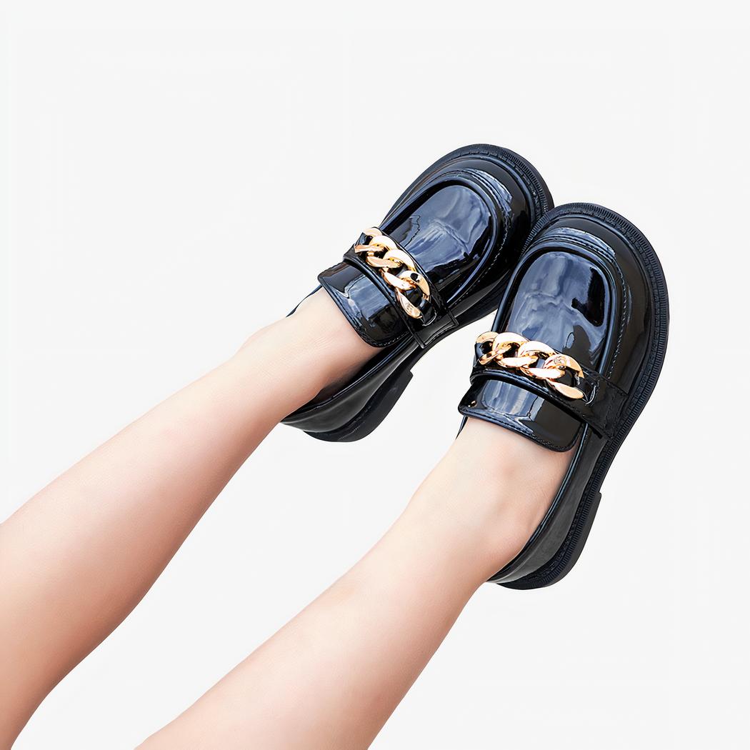 fille qui porte des chaussure vernis noir à gland