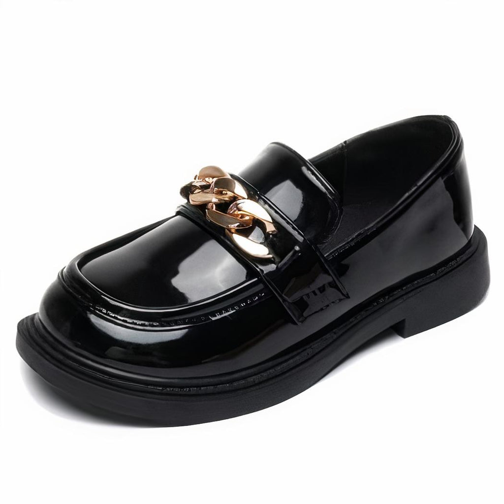 Mocassins vernis avec une chaîne brillante pour fille