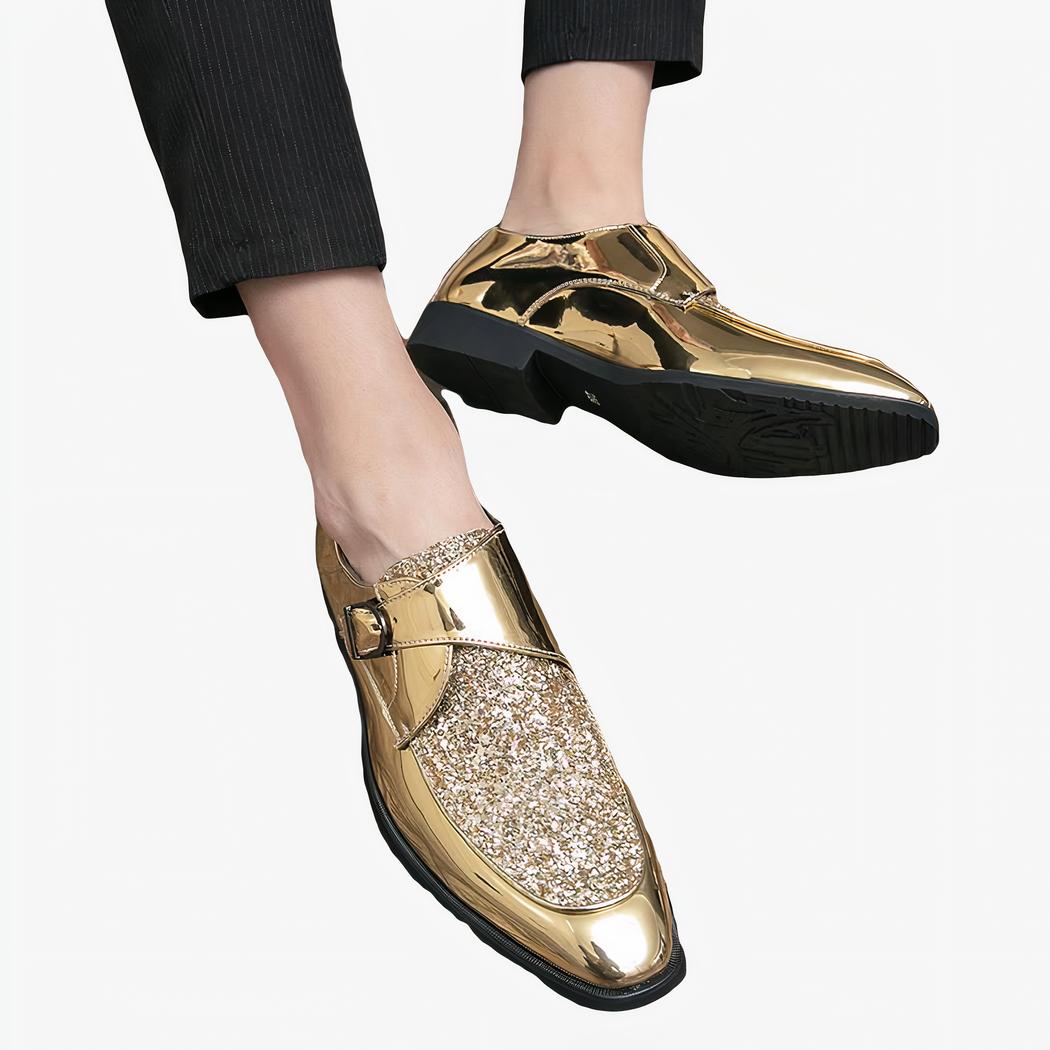 Pieds d'une personne portant des mocassins dorés à paillettes sur un sol en parquet marron