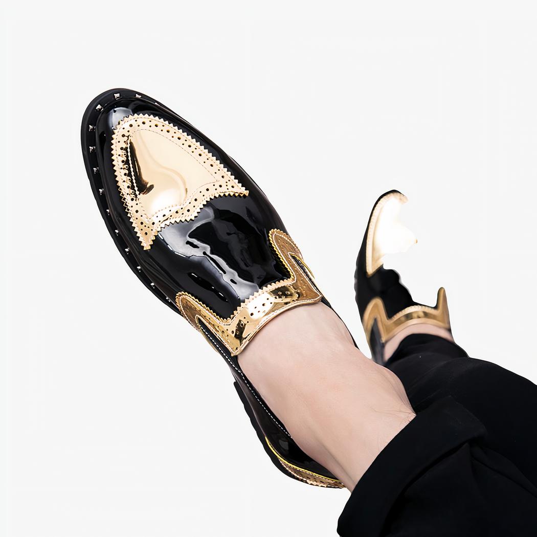 Pieds croisés avec des mocassins vernis noirs et dorés sur un parquet