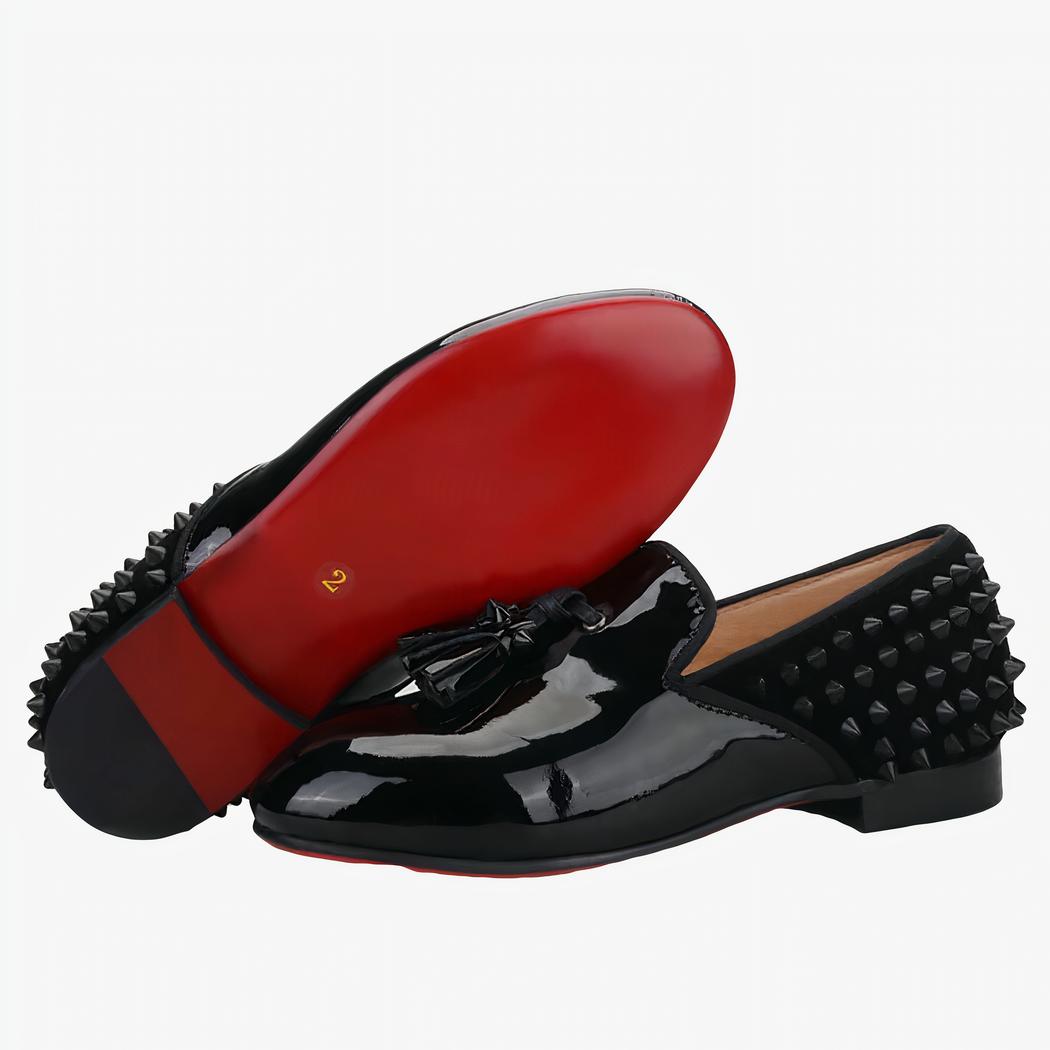 Mocassins noirs vernis avec des piques à l'arrière de la chaussure.