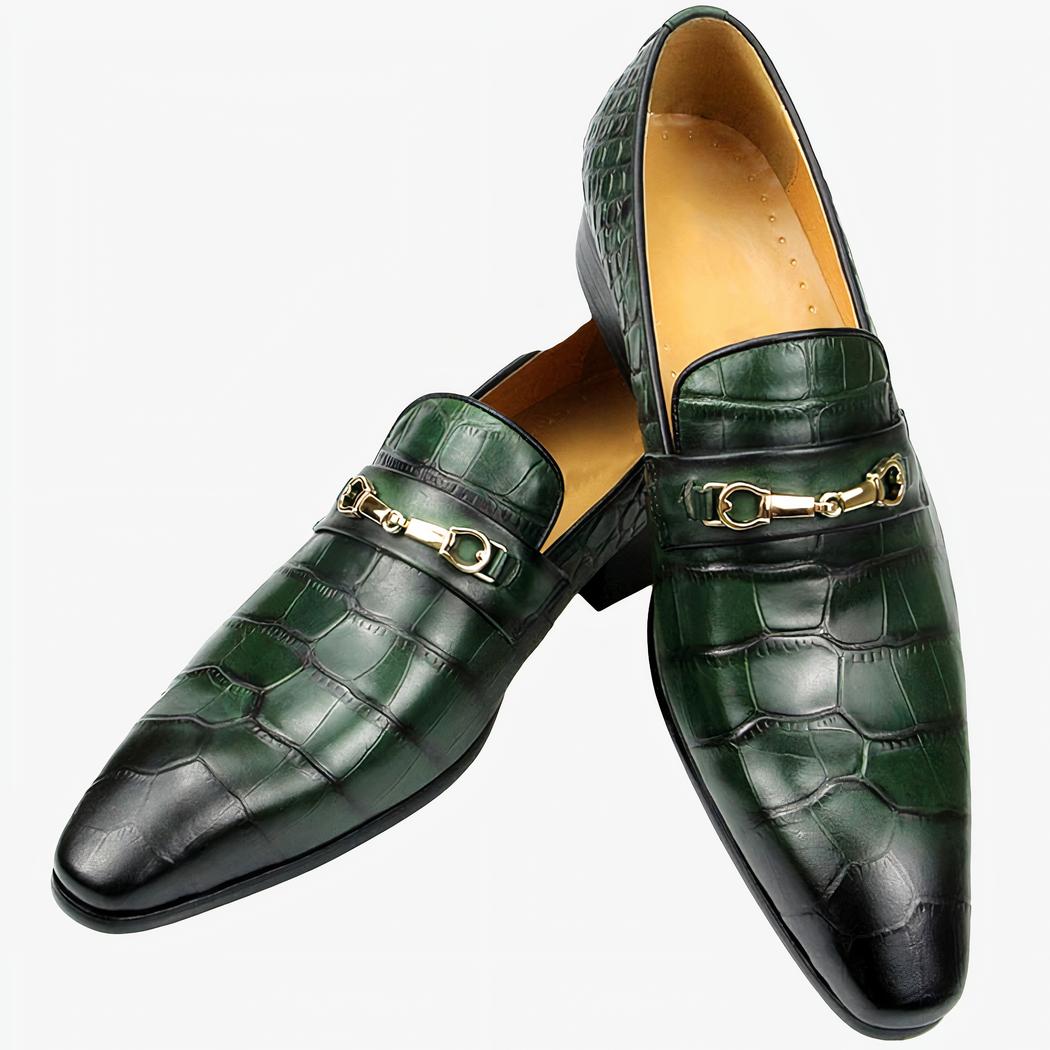 Sur fond blanc, paire de mocassins pointus en cuir vert effet croco avec mors dorés