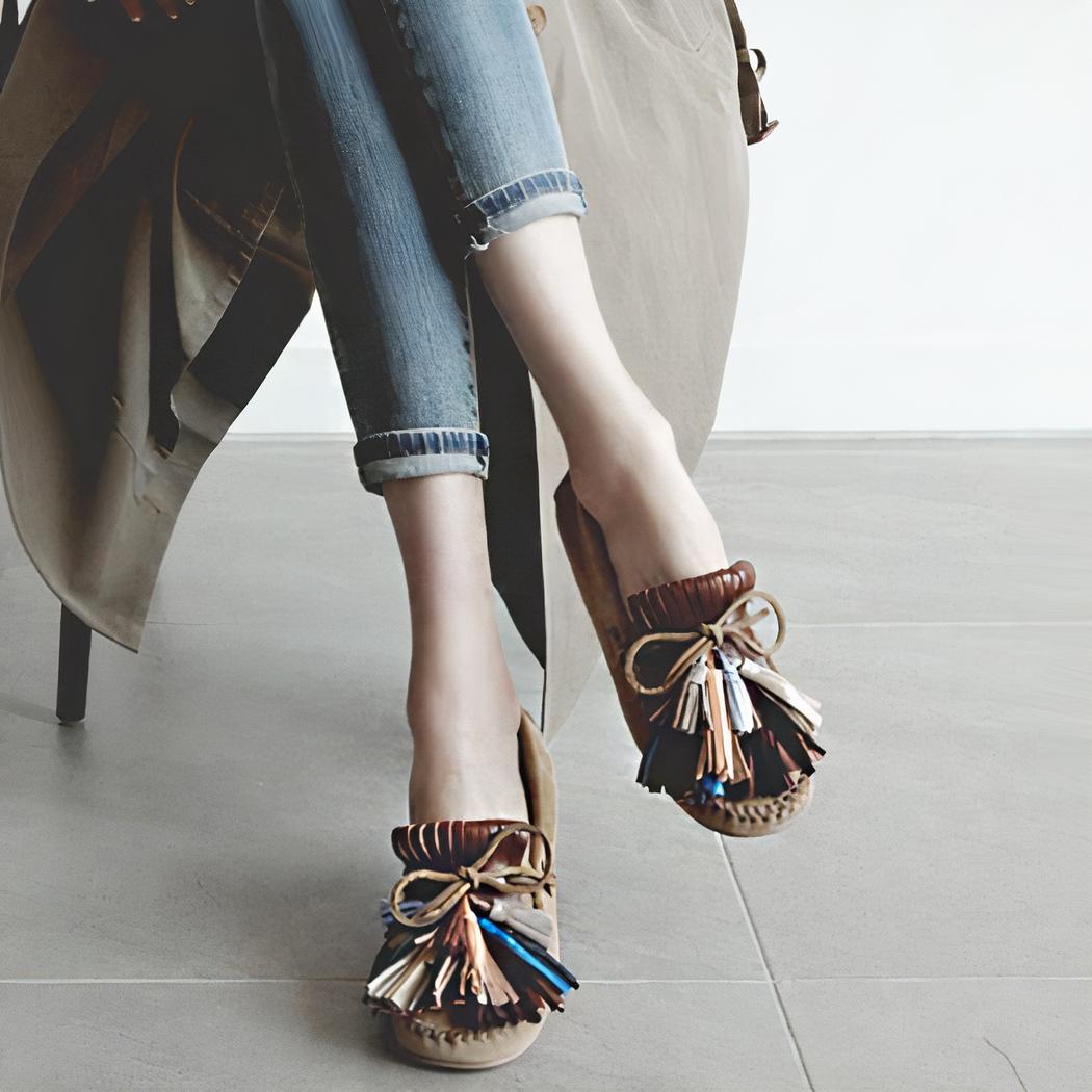 mocassin à gland porté par une femme