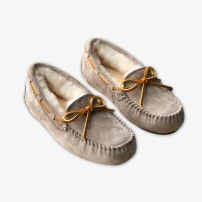 Paie de mocassins fourrés beige, sur fond clair