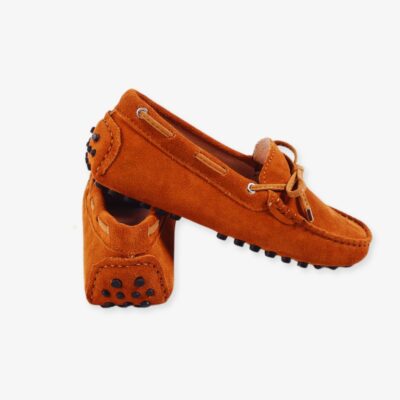 Mocassin orange sur fond blanc.