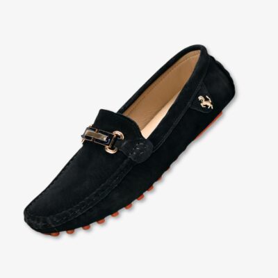 Mocassin noir de profil avec une boucle dorée sur le devant