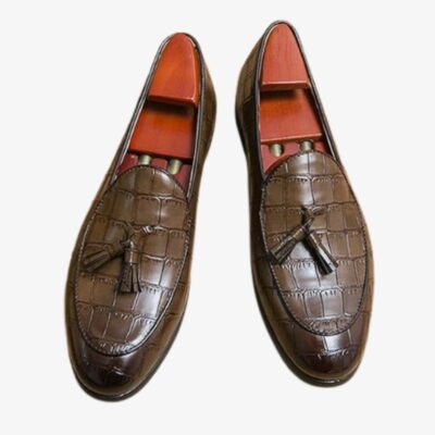 Mocassins à glands élégants en cuir effet croco pour homme sur fond gris clair