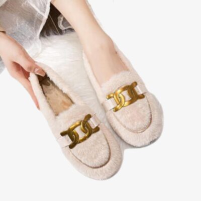 Mocassins en fausse laine avec une chaine pour femmes sur fond gris clair