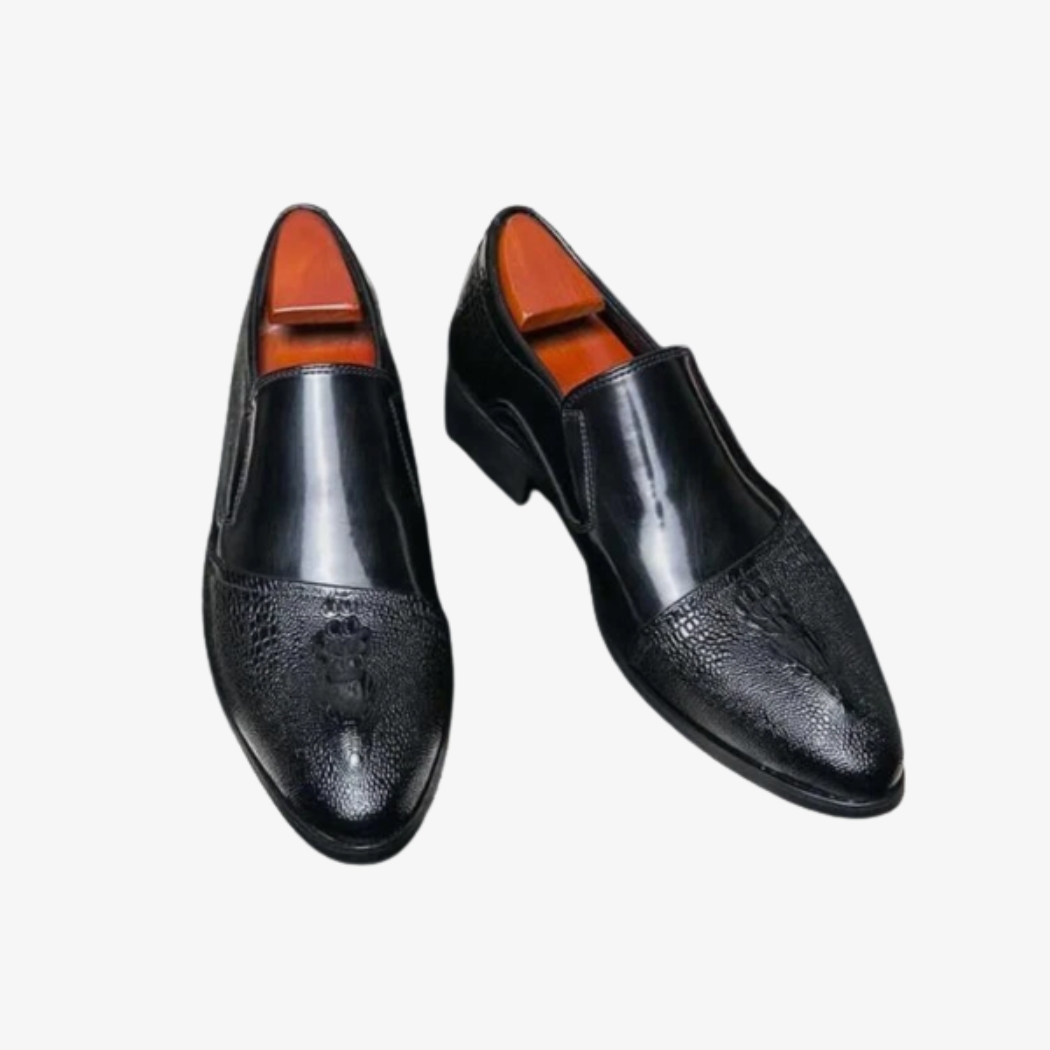 Mocassins vernis effet crocodile de luxe pour homme sur fond gris.