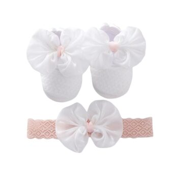 mocassin en coton blanc pour bébé avec un joli noeud sur le dessus ainsi qu'un serre tête assortie à la chaussure