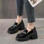 mocassin noir à talon porter par une femme