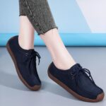 mocassin bleu à lacets porter par une femme